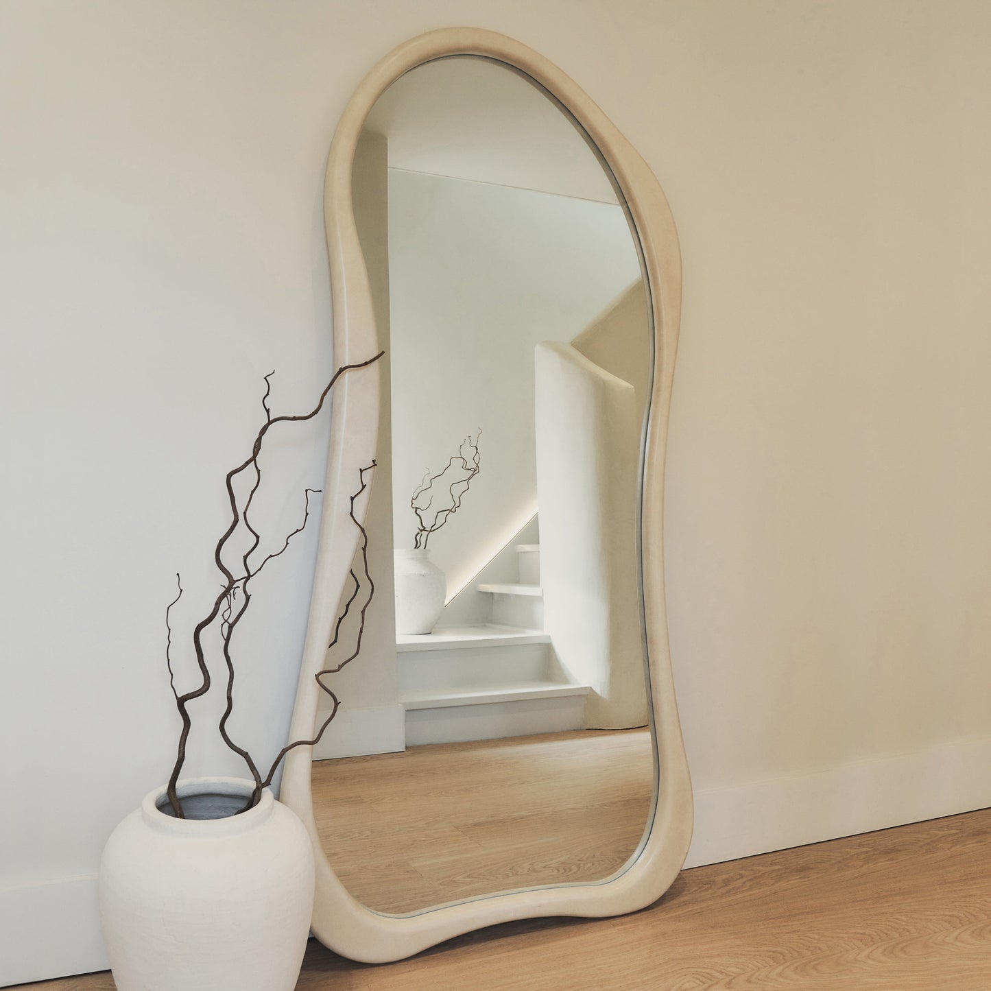 Haus Arcurva – Großes, unregelmäßiges Ganzkörperspiegel aus Beton (170 cm x 85 cm)