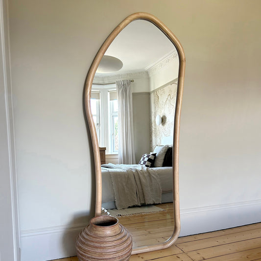 Haus Clara – Unregelmäßiger Ganzkörperspiegel aus hellem Holz (180 cm x 80 cm)