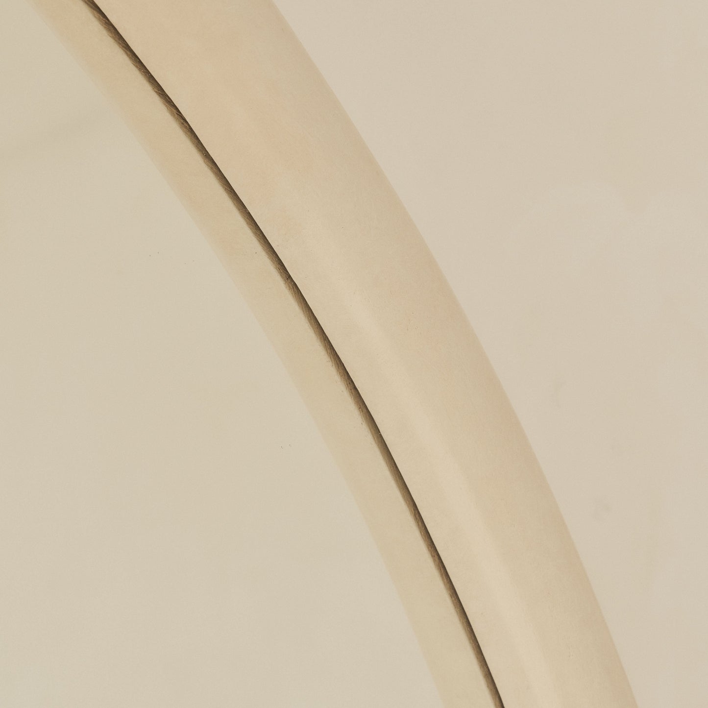 Haus  Amora – Extra großes, gebogenes Ganzkörperspiegel aus Beton (200 cm x 120 cm)