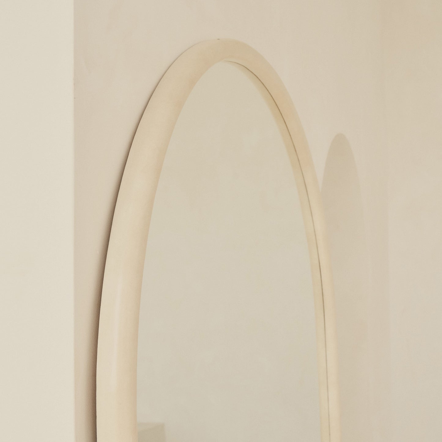 Haus  Amora – Extra großes, gebogenes Ganzkörperspiegel aus Beton (200 cm x 120 cm)