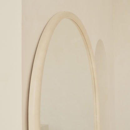 Haus  Amora – Extra großes, gebogenes Ganzkörperspiegel aus Beton (200 cm x 120 cm)