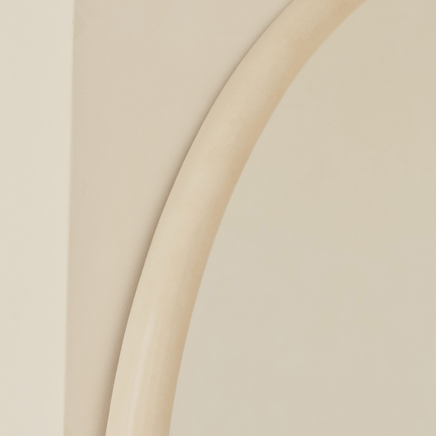 Haus  Amora – Extra großes, gebogenes Ganzkörperspiegel aus Beton (200 cm x 120 cm)