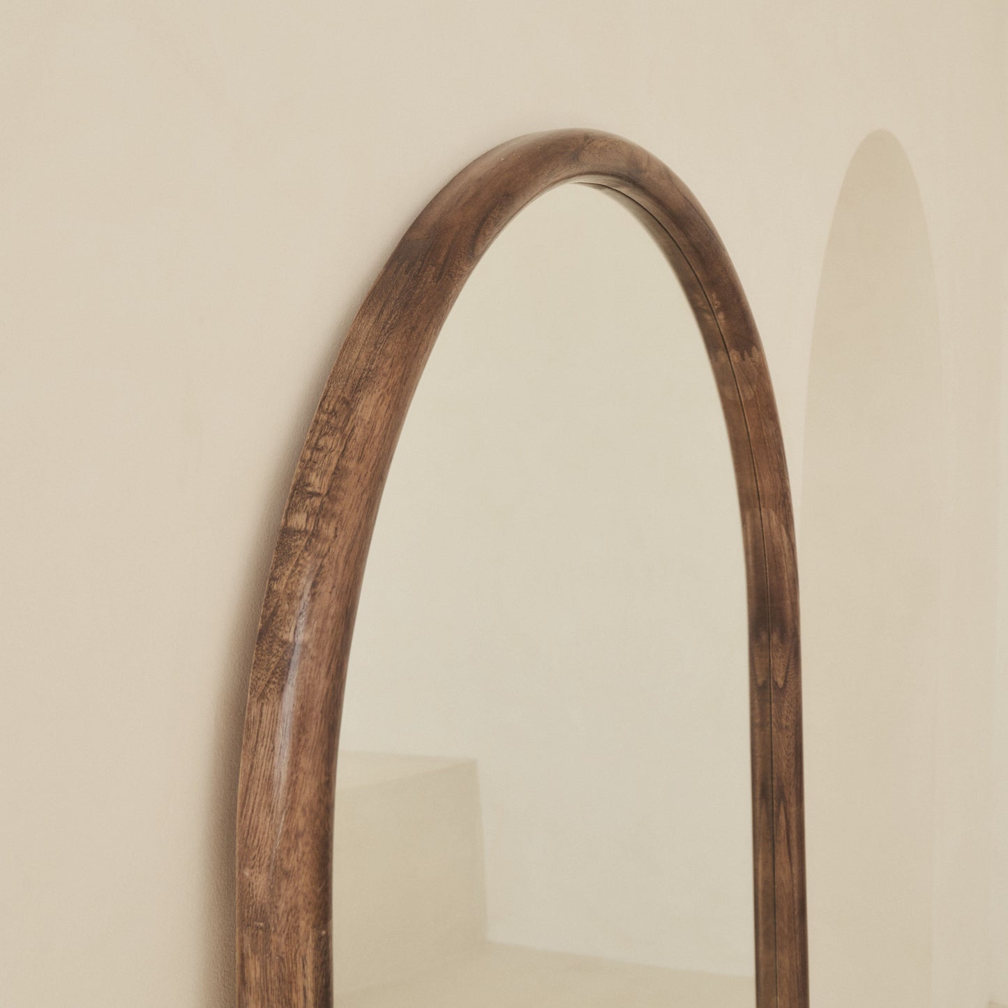 Haus Amora – Großes Ganzkörperspiegel mit geschwungener Holzrahmung (180 cm x 90 cm)**