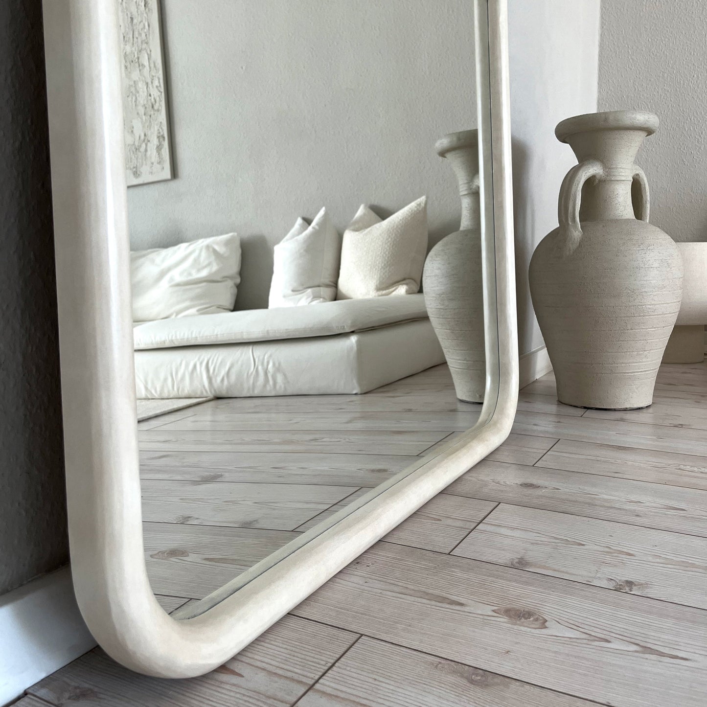 Haus Amora – Extra großes, gebogenes Ganzkörperspiegel aus Beton (190 cm x 100 cm)