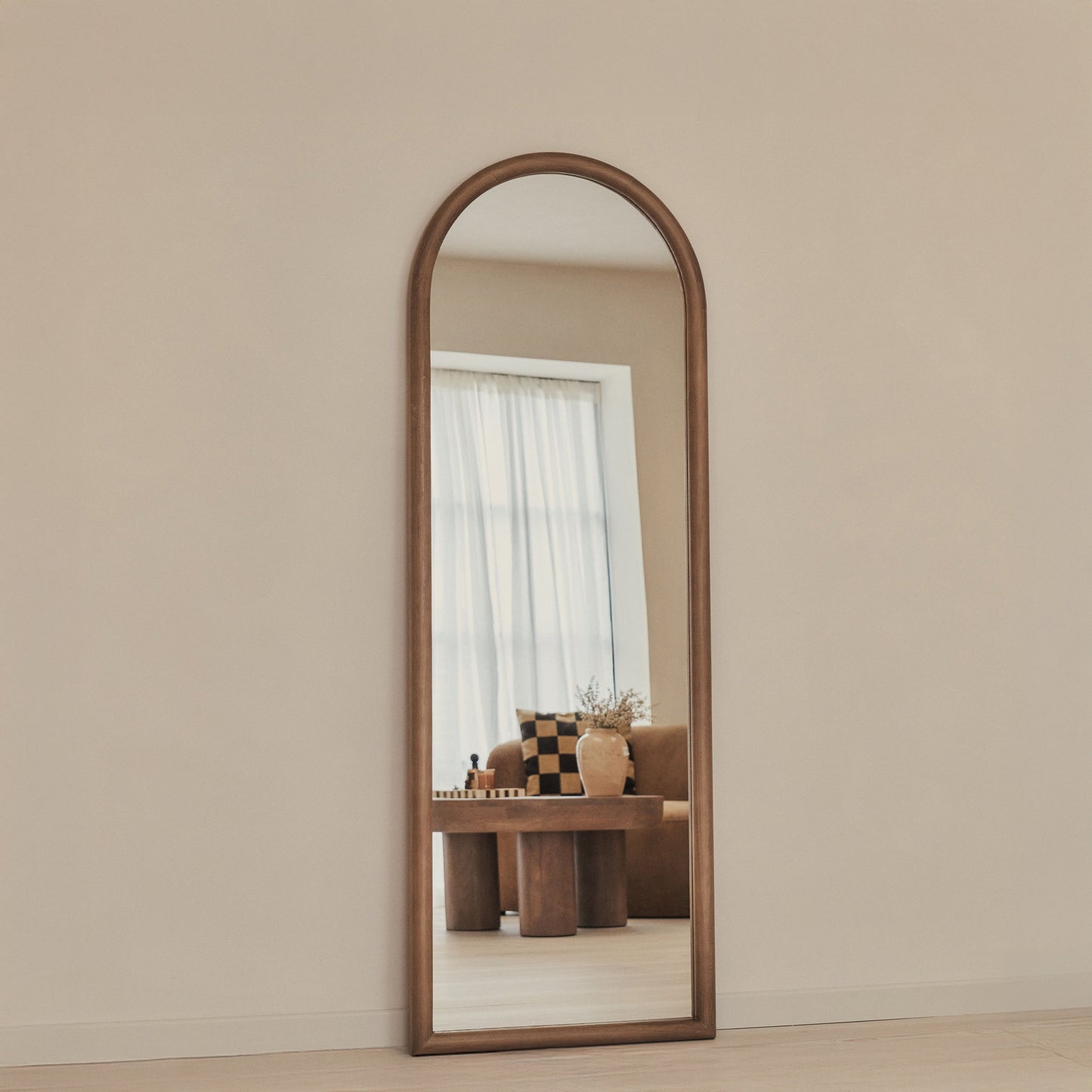 Haus Amora – Ganzkörperspiegel mit geschwungener Holzrahmung (172 cm x 60 cm)