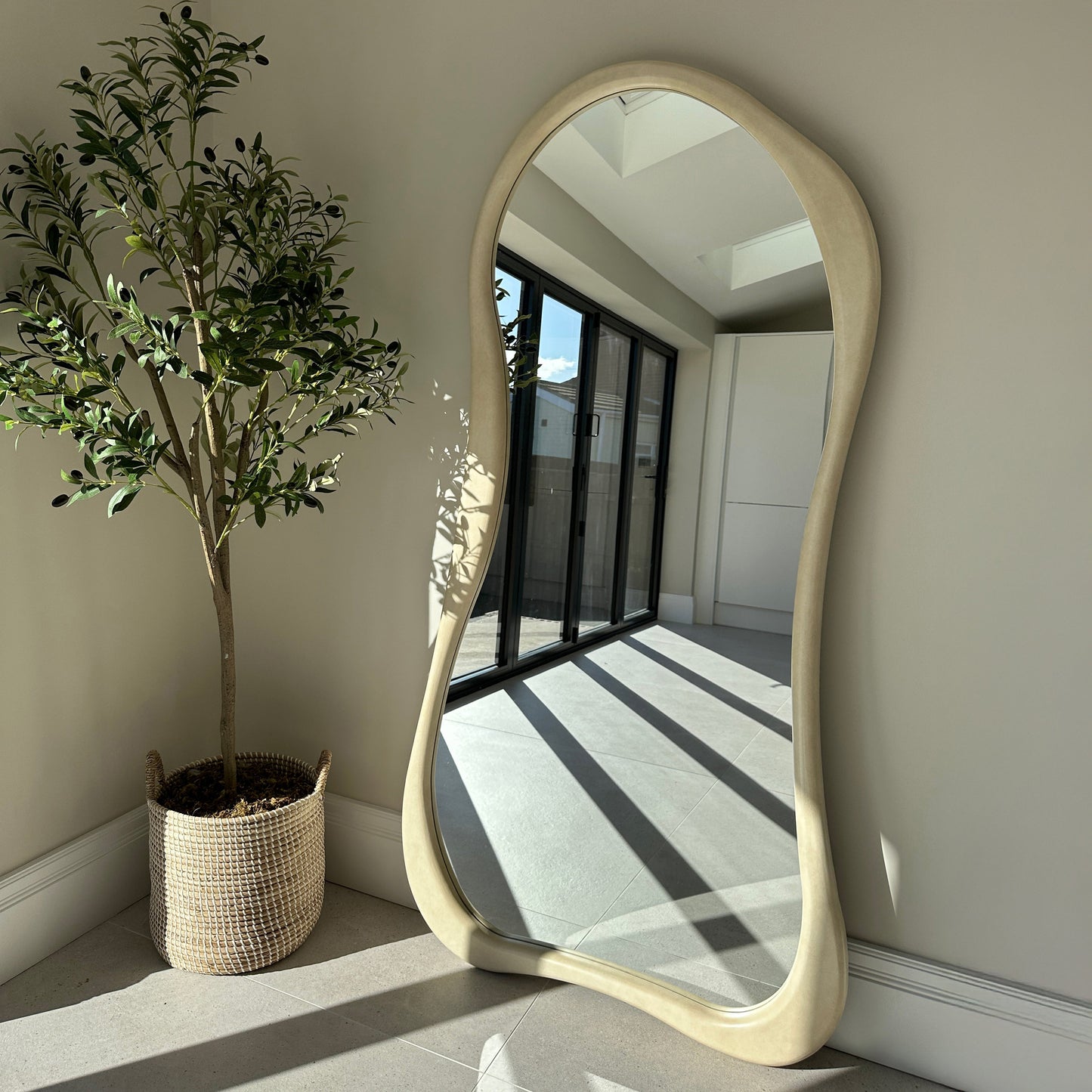 Haus Arcurva – Großes, unregelmäßiges Ganzkörperspiegel aus Beton (170 cm x 85 cm)