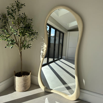 Haus Arcurva – Großes, unregelmäßiges Ganzkörperspiegel aus Beton (170 cm x 85 cm)