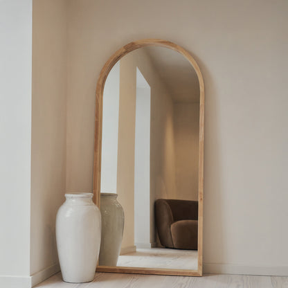 Haus Lilia – Ganzkörperspiegel mit gebogenem Rahmen aus hellem Holz (170 cm x 80 cm)