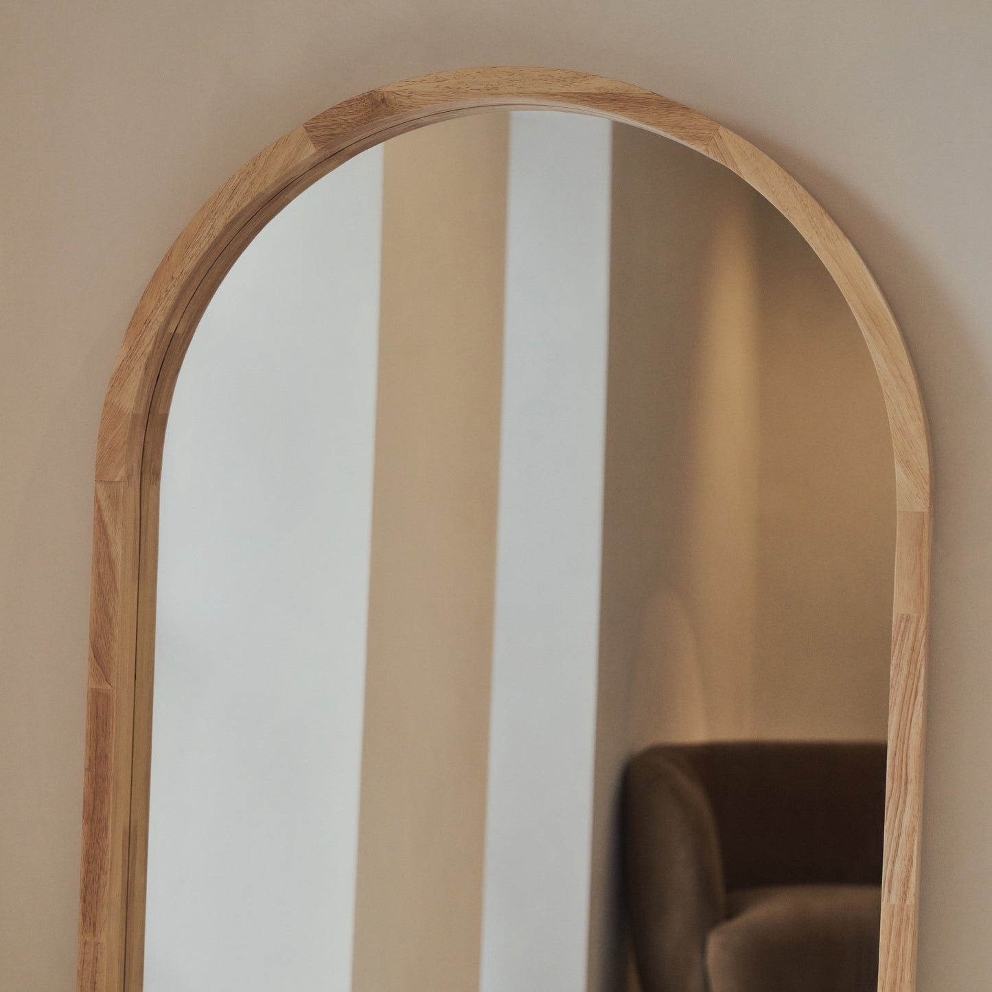 Haus Lilia – Ganzkörperspiegel mit gebogenem Rahmen aus hellem Holz (170 cm x 80 cm)