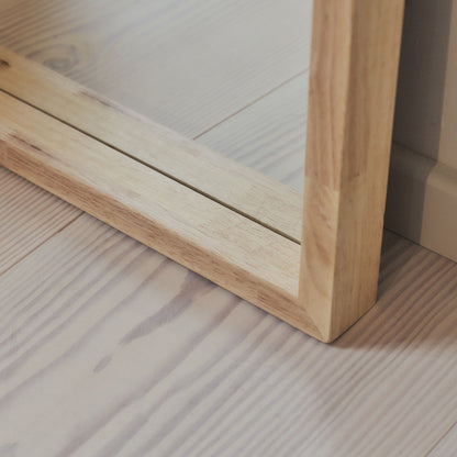 Haus Lilia – Ganzkörperspiegel mit gebogenem Rahmen aus hellem Holz (170 cm x 80 cm)