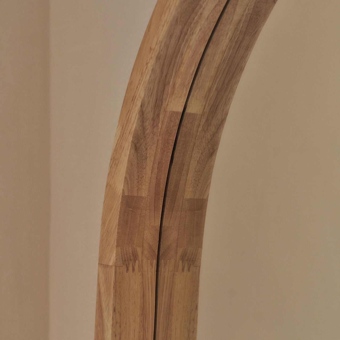 Haus Lilia – Ganzkörperspiegel mit gebogenem Rahmen aus hellem Holz (170 cm x 80 cm)