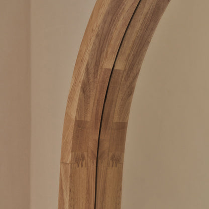 Haus Lilia – Ganzkörperspiegel mit gebogenem Rahmen aus hellem Holz (170 cm x 80 cm)