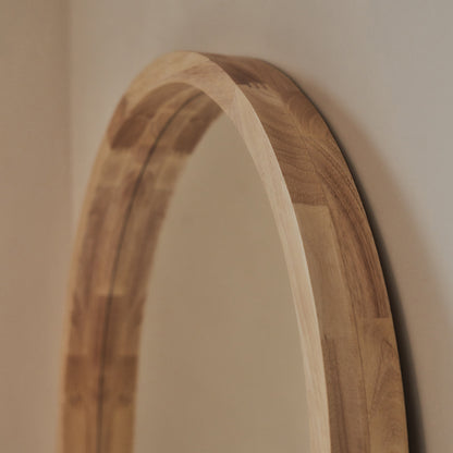 Haus Lilia – Ganzkörperspiegel mit gebogenem Rahmen aus hellem Holz (170 cm x 80 cm)