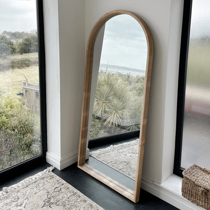 Haus Lilia – Ganzkörperspiegel mit gebogenem Rahmen aus hellem Holz (170 cm x 80 cm)