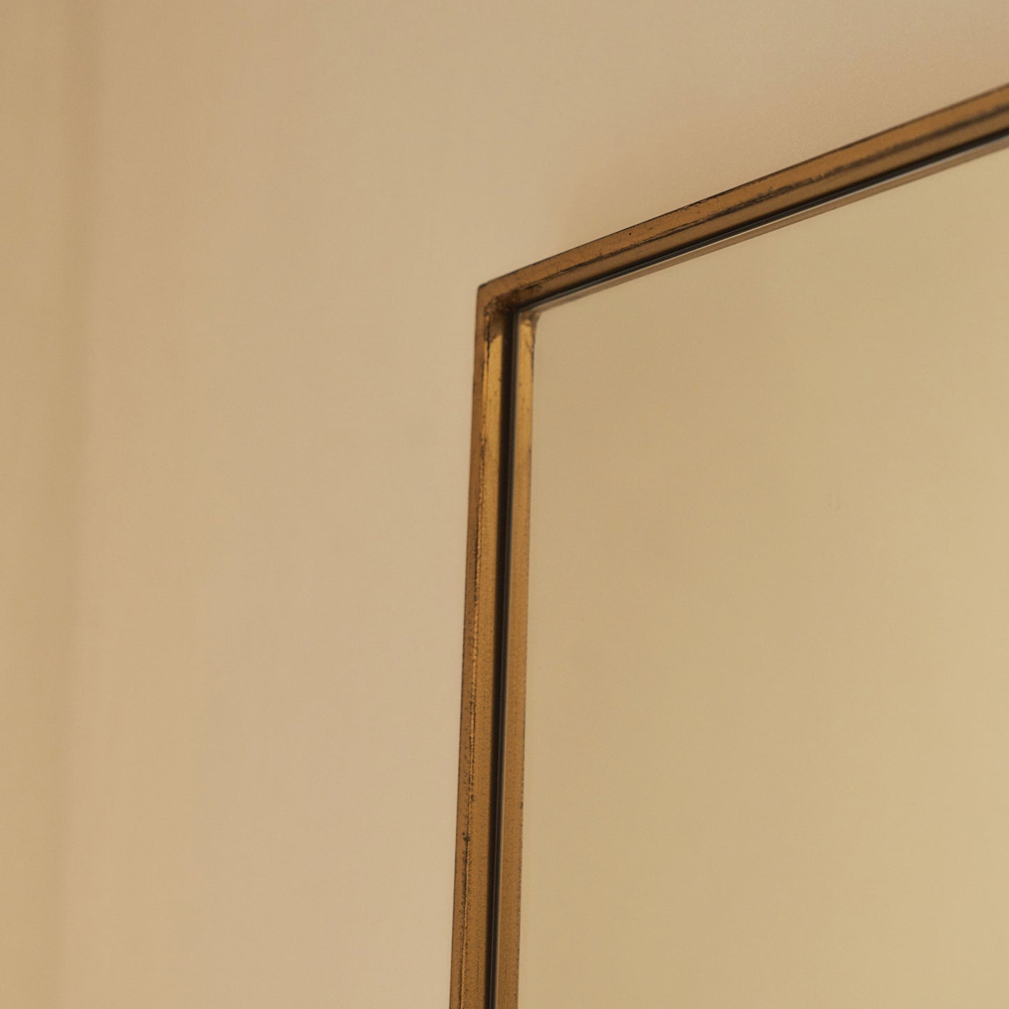 Haus Theo – Extra Großes Rechteckiges Ganzkörperspiegel aus Metall in Gold (190 cm x 120 cm)