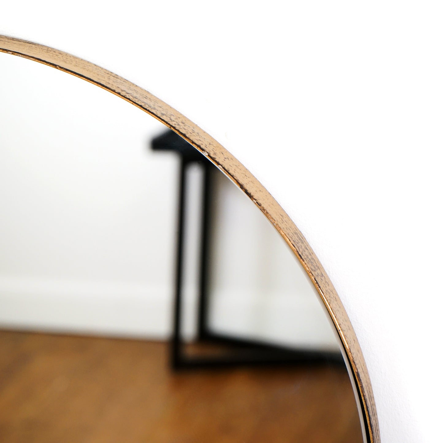 HausTheo – Großes, gebogenes Ganzkörperspiegel aus goldfarbenem Metall (160 cm x 50 cm)