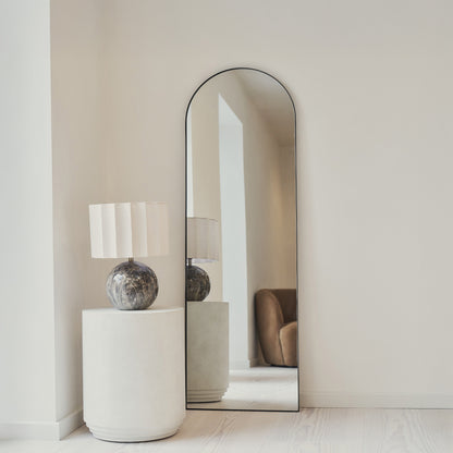 Haus Theo - Großer, schwarzer, gewölbter Metallspiegel in voller Länge 160cm x 50cm