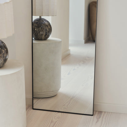 Haus Theo - Großer, schwarzer, gewölbter Metallspiegel in voller Länge 160cm x 50cm