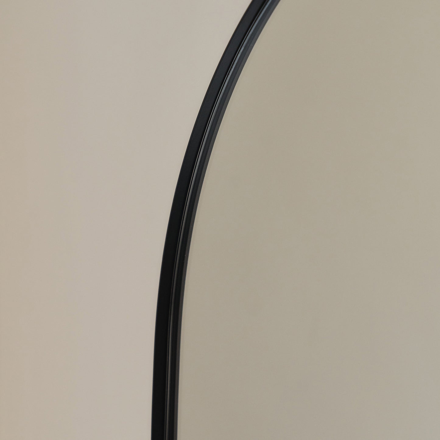 Haus Theo - Großer, schwarzer, gewölbter Metallspiegel in voller Länge 160cm x 50cm