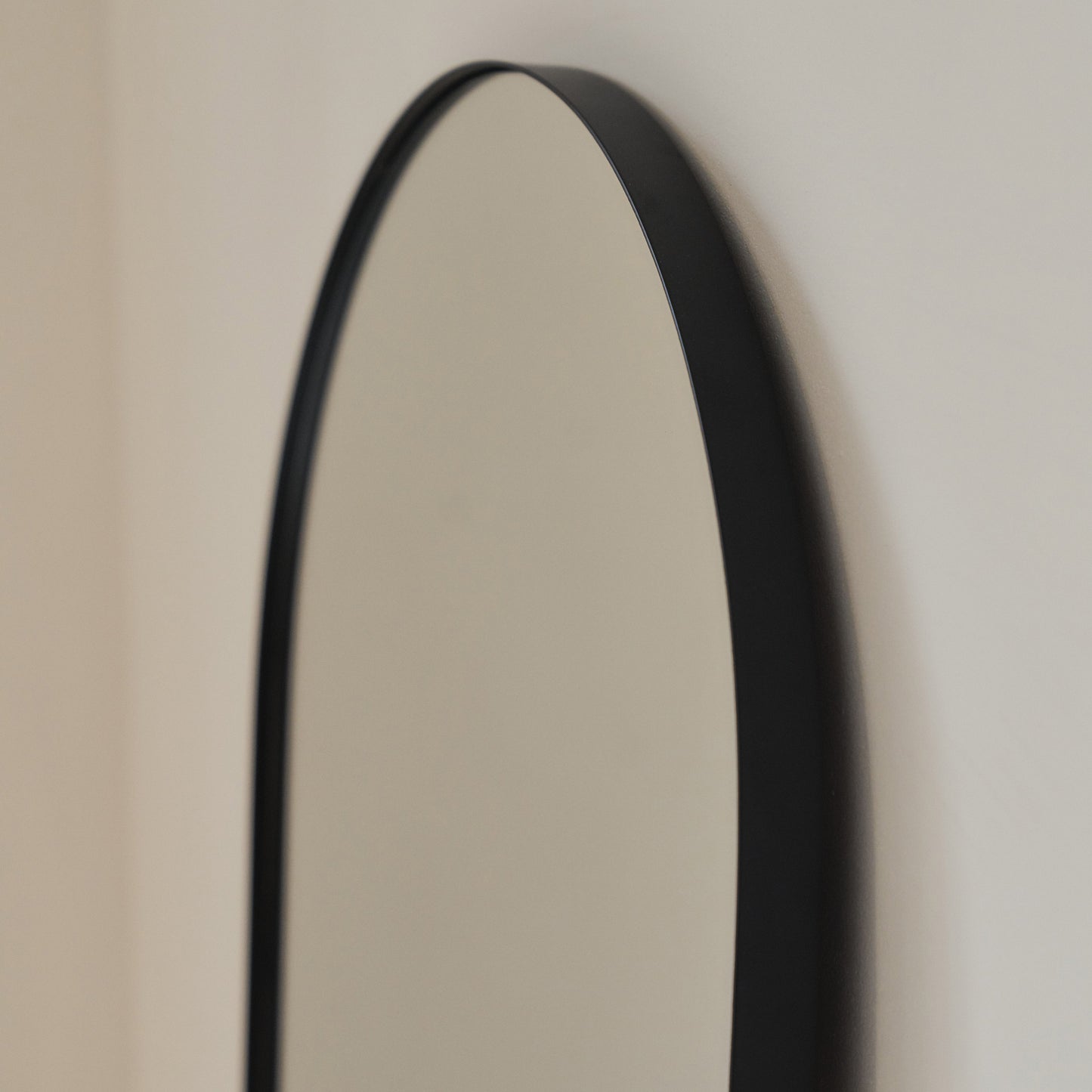 Haus Theo - Großer, schwarzer, gewölbter Metallspiegel in voller Länge 160cm x 50cm