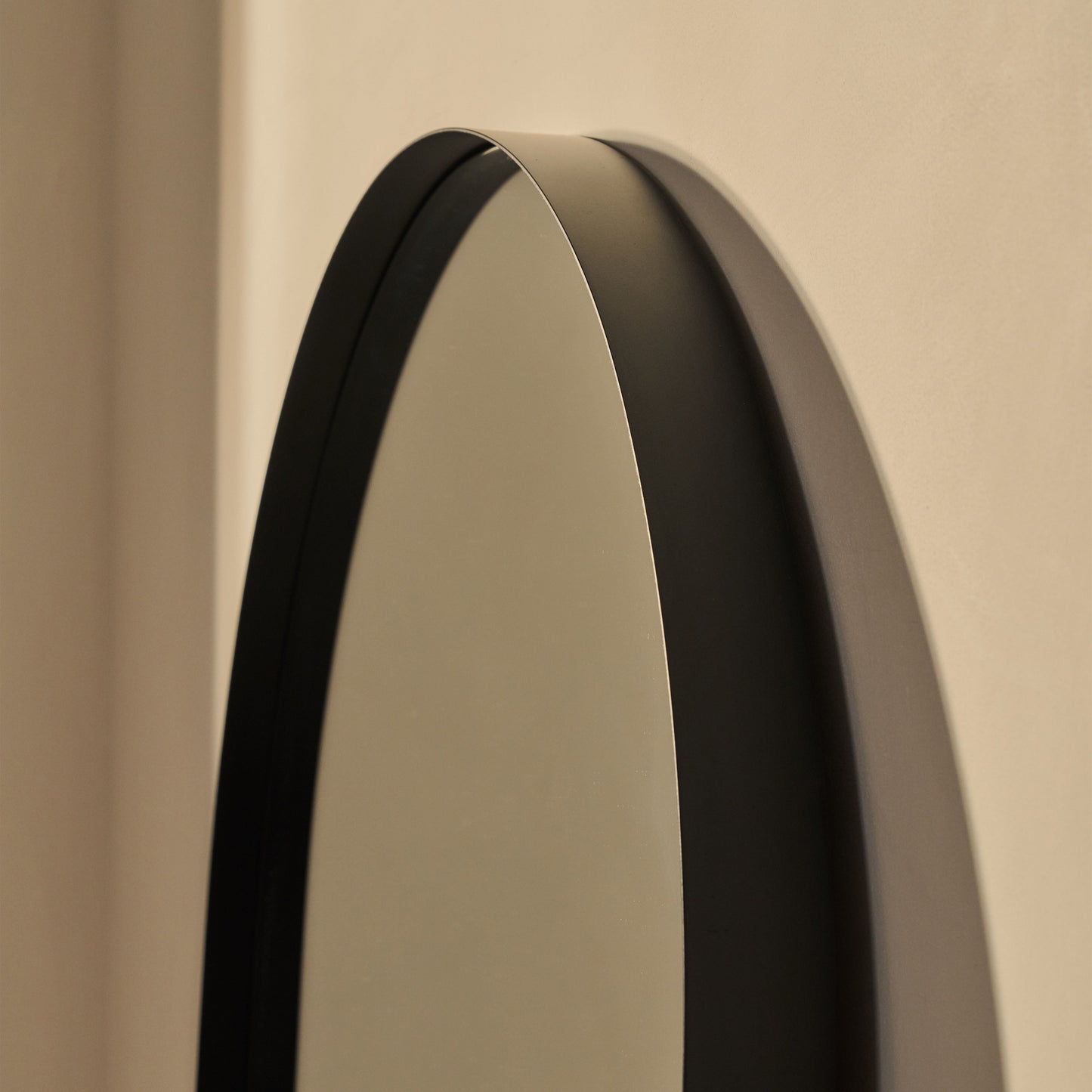 Haus Arcus – Ganzkörperspiegel mit schwarzem Metallbogen (170 cm x 80 cm)