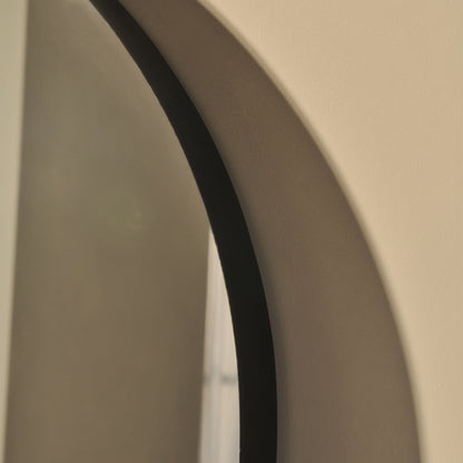 Haus Arcus – Ganzkörperspiegel mit schwarzem Metallbogen (170 cm x 80 cm)
