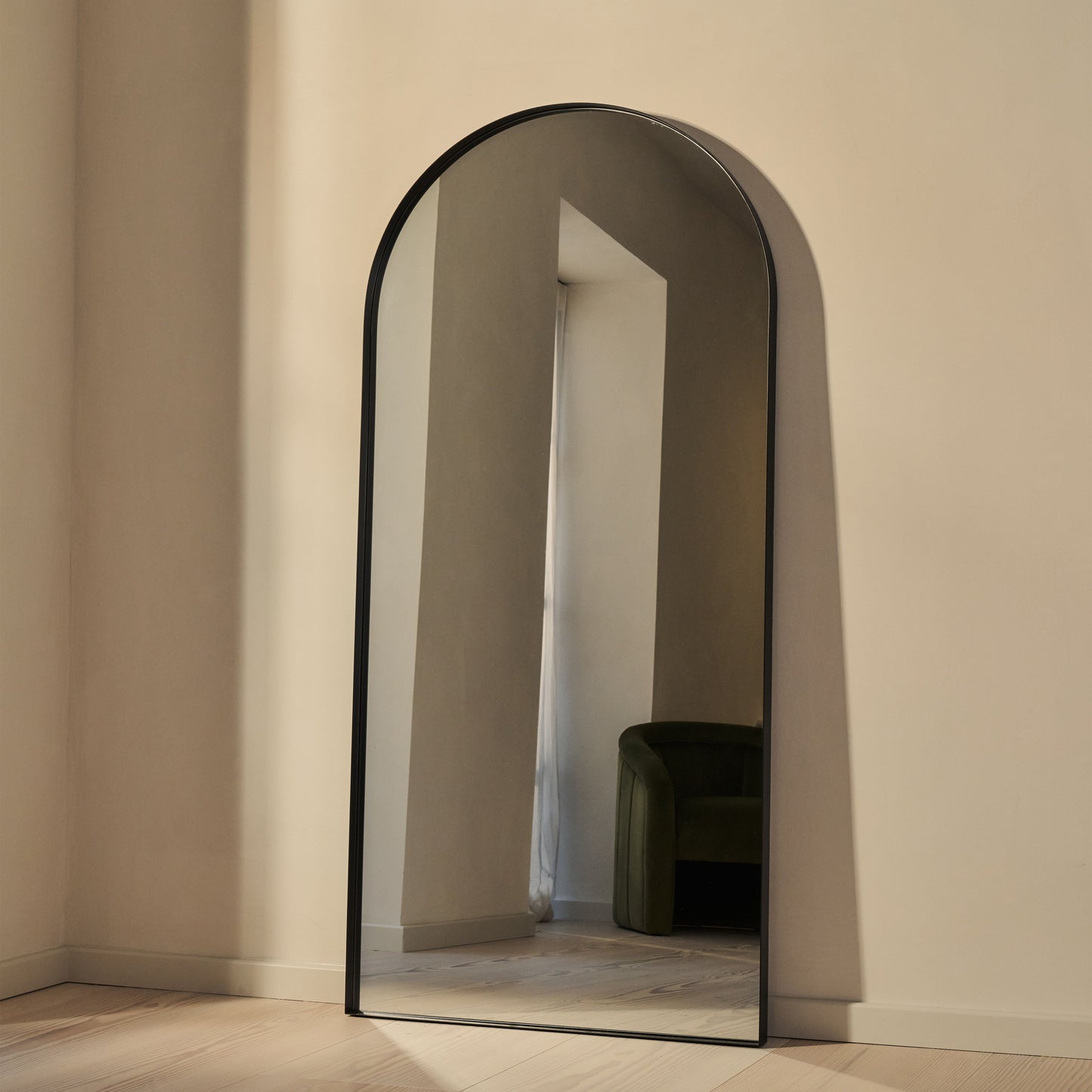 Haus Arcus – Ganzkörperspiegel mit schwarzem Metallbogen (170 cm x 80 cm)