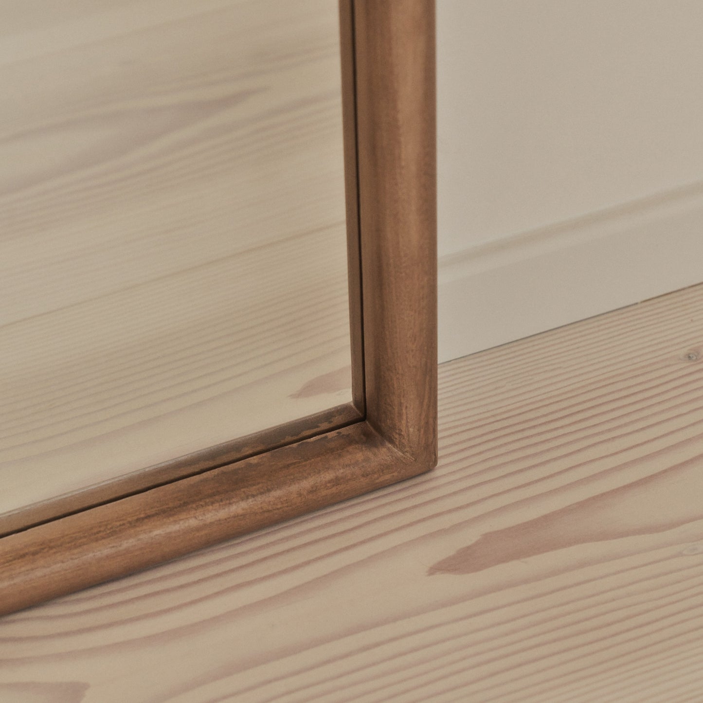 Haus Amora – Ganzkörperspiegel mit geschwungener Holzrahmung (172 cm x 60 cm)