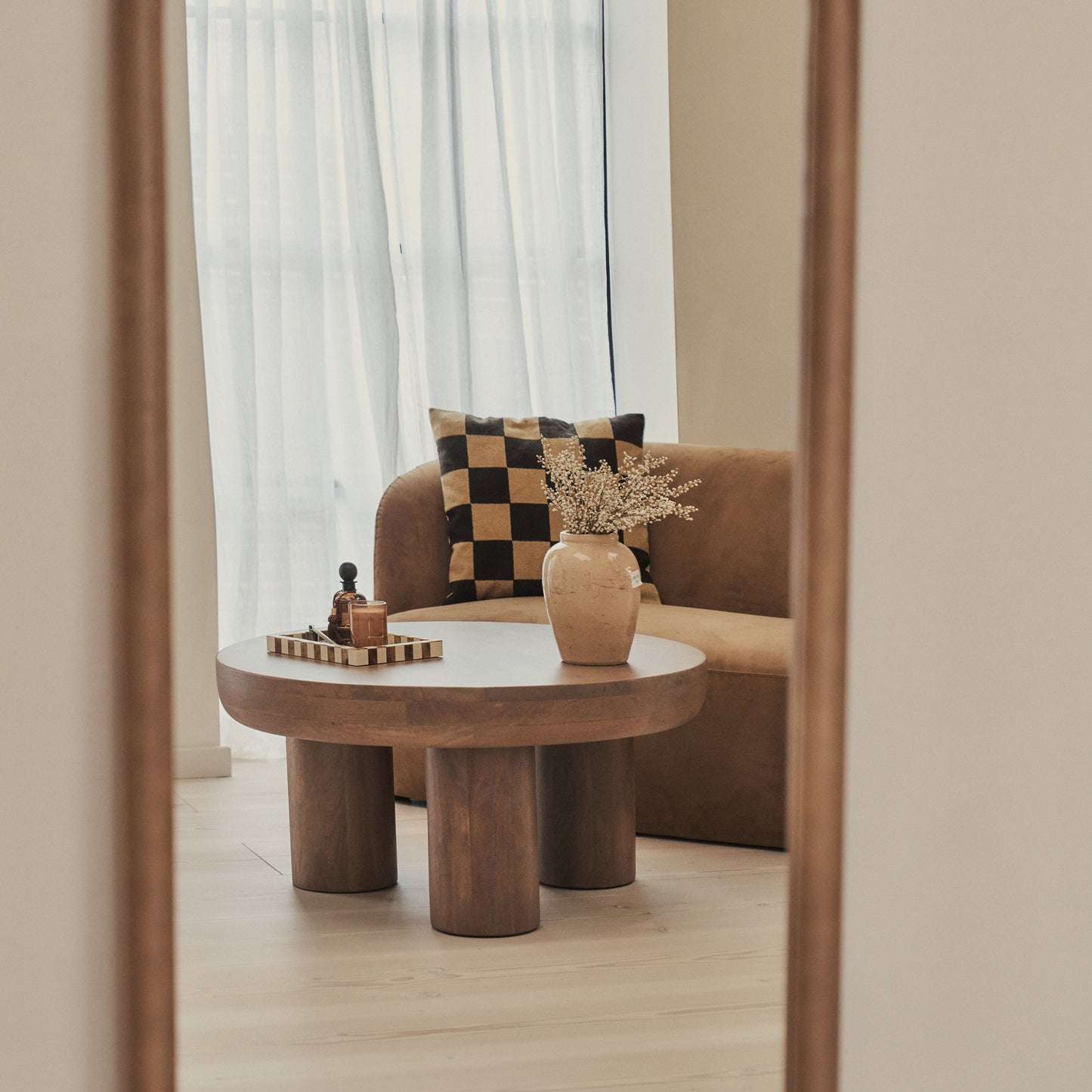 Haus Amora – Ganzkörperspiegel mit geschwungener Holzrahmung (172 cm x 60 cm)