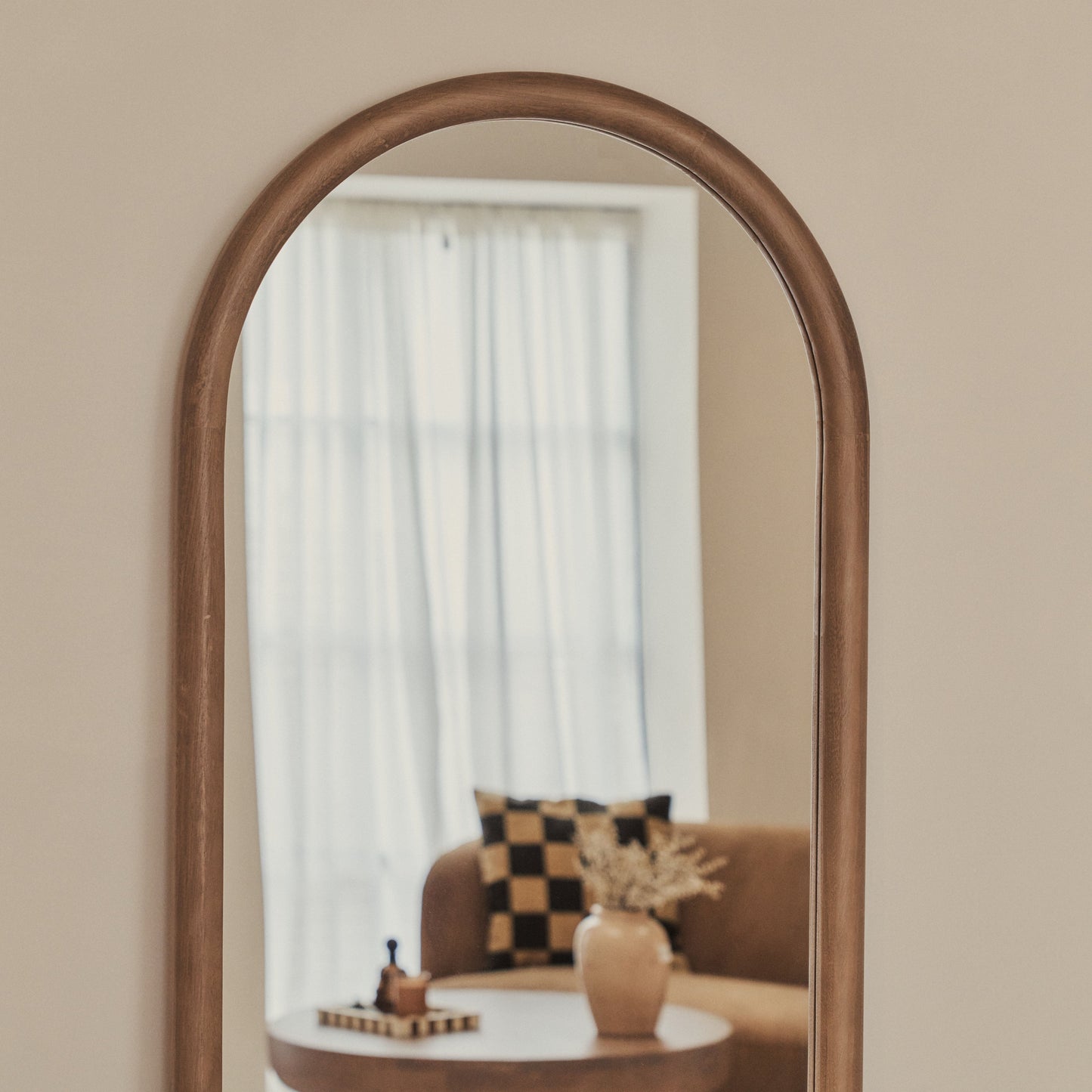 Haus Amora – Ganzkörperspiegel mit geschwungener Holzrahmung (172 cm x 60 cm)